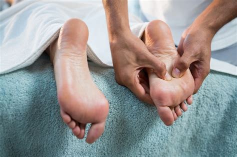 Premium Photo Physiotherapist Giving Foot Massage To A Woman