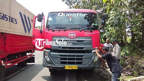 Truk Terguling Di Jalan Lingkar Delanggu Muatan Semen 30 Ton Tumpah Di