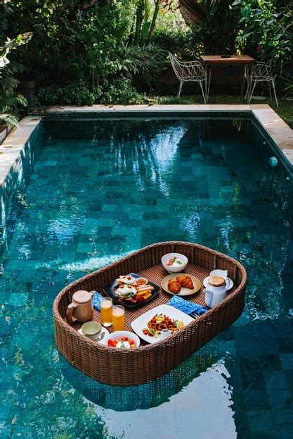 La bandeja del desayuno está flotando en la piscina Foto Premium