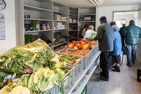 Lebensmittel für Arme Wie Tafeln notleidenden Menschen helfen