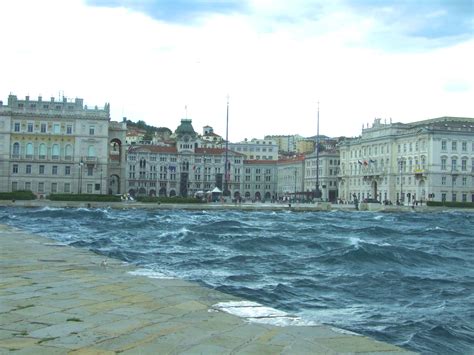 Dobrodošli u Trst, grad gde su talasi kao ratluk - According to Kristina