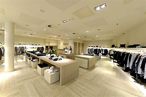 Скромный интерьер бутика женской одежды Charme shop