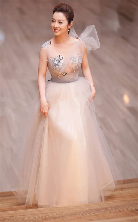 Jennifer Phạm gợi cảm hết nấc với váy màu nude mỏng tang