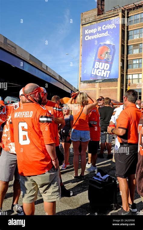 Cleveland browns fans tailgating hi-res stock photography and images ...