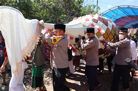 Safari Jumat Kapolres Palopo Bersama Warga Gotong Royong Pasang Kubah