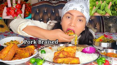 सुंगुरको मासु संग पाँच ओटा डल्ले खुर्सानी पानी बिना खादैpork Braised