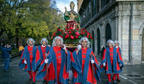 Recorrido De La Comparsa De Gigantes En San Saturnino