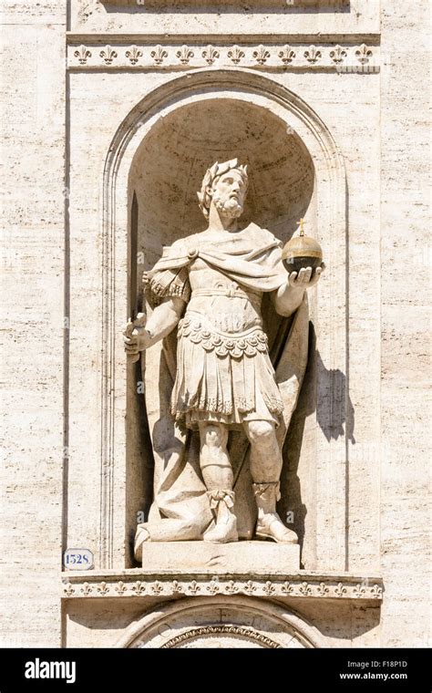 Escultura de Carlomagno en la fachada barroca de la Iglesia católica