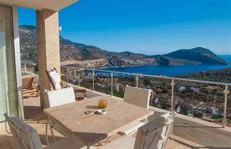 Kalkan da Tepe Üzerinde Muhteşem Deniz Manzaralı Lüks Villa