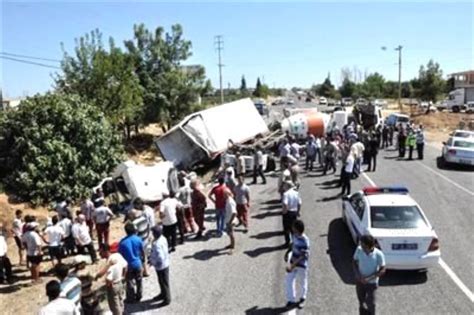 Tır ile Beton Mikseri Kafa Kafaya Çarpıştı 1 Ölü 1 Yaralı Haberler