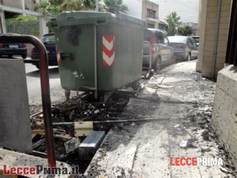 Jaguar Scooter Cassonetti Notte D Incendi A Lecce