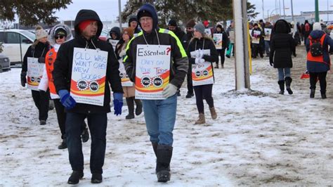 Local members of the Public Service Alliance of Canada on strike | paNOW 