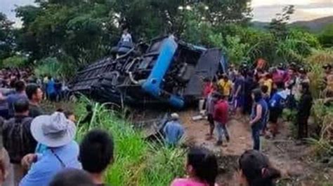 TERRIBLE Camión cae a barranco y deja 9 peregrinos muertos en