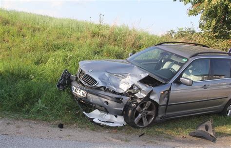 Heftiger Auffahrunfall in Roding beim Abbiegen 22 jährige Seat