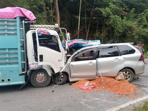 Mobil Avanza Tabrak Truk Di Jalan Poros Kendari Kolaka Sopir