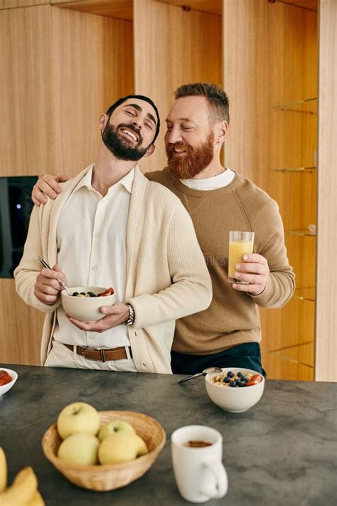 La Pareja Gay Feliz Se Pone De Pie En La Modernidad Imagen De Archivo Imagen De Hermoso Junto