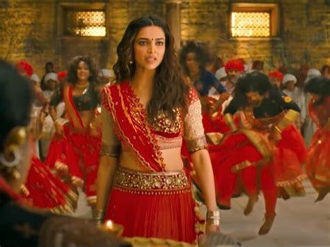 Deepika Padukone’s Regal Looks From Ram Leela, Bajirao Mastani And ...