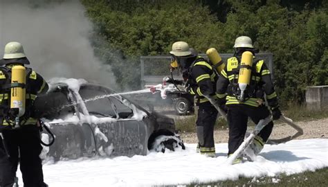 Feuerwehr Weinstadt löscht brennenden PKW Mit Schaum wird das