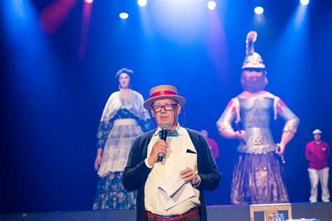 Fotoreeks Weergoden Zijn Reuzen Goedgezind Ommegang Gaat Uit Mét