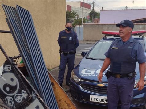 Homem é preso após ser flagrado furtando grades de escola Itapira News