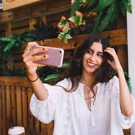 Mujer Joven Haciendo Un Selfie Foto Gratis