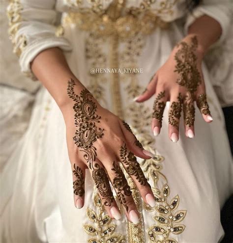 Épinglé par A M sur Henna designs Modèles tatouages au henné Modèles