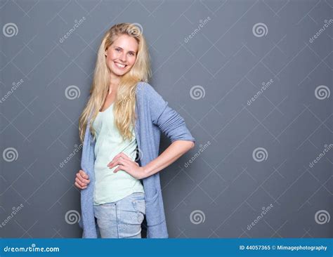 Portrait D Une Jeune Femme Blonde Gaie Image Stock Image Du Lifestyle Confiance