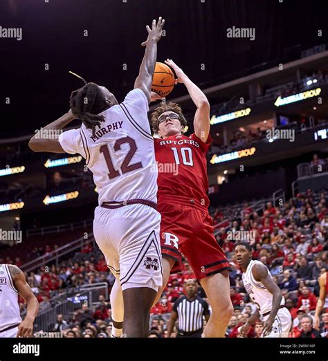 El Guardia De Los Rutgers Scarlet Knights Gavin Griffiths 10 Dispara