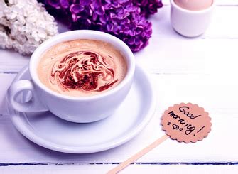 Купить Латте и ветки сирени на столе за 368 руб.