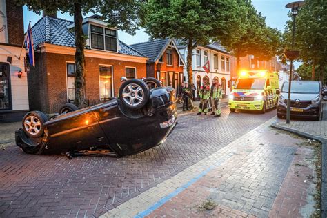 Auto Slaat Over De Kop In De Hoofdstraat Van Beetsterzwaag Drachten