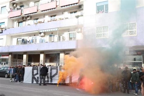 Napoli I Tifosi Contro La Squadra Al San Paolo Giocatori Mercenari