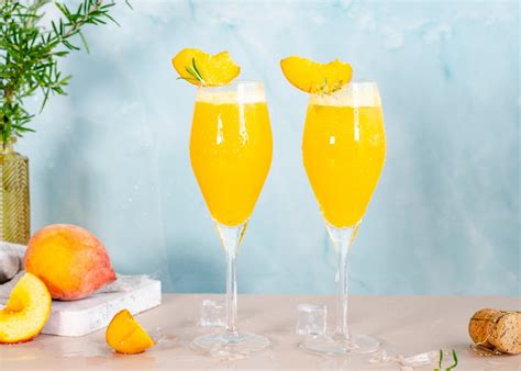 Cóctel Bellini, la bebida italiana espumosa con melocotón