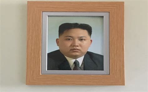 Cum A Ajuns Fotografia Lui Kim Jong Un In Casa Unui Britanic Nici