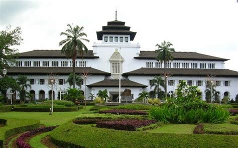 Wisata Sejarah Gedung Sate Bandung