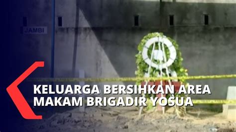 Jelang Otopsi Ulang Keluarga Bersihkan Makam Brigadir Yosua Hingga