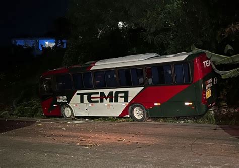 Ônibus desgovernado arrasta poste de energia em Manaus