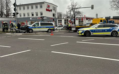 Frontalzusammenstoß mit Polizeiauto in Kempten Drei Verletzte