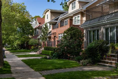 Hilera De Hermosas Casas Vecinales Con Hierba Verde A Lo Largo De Una