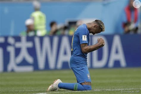 Neymar chorou em campo após o jogo contra a Costa Rica Purepeople