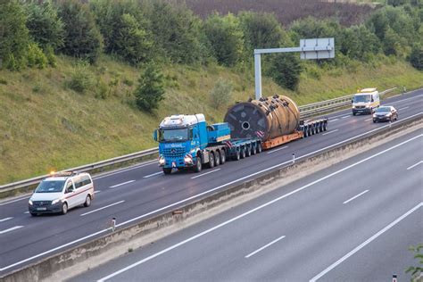 Dualer Schwertransport über Wasser und Straße FELBERMAYR