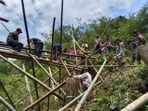 Tni Bersama Warga Perbaiki Jembatan Bambu Di Perbatasan