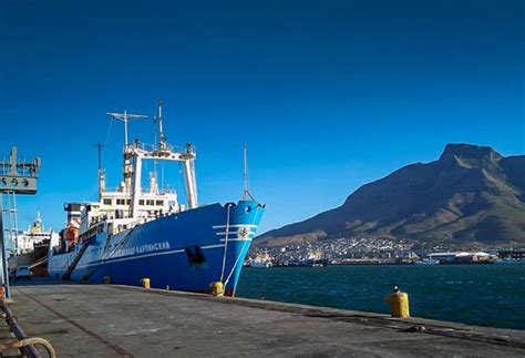 Традиционный заход НИС "Академик Александр Карпинский" в #Кейптаун в ...