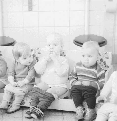 Ddr Fotoarchiv Berlin In Einer Kinderkrippe In Berlin Der