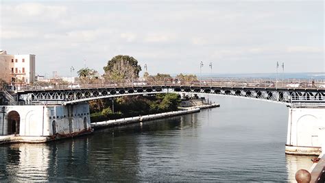 Taranto Gioved Apertura Del Ponte Girevole Passa La Seven Seas