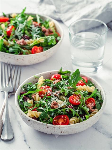 Ensalada caliente con atún rúcula tomates frijol rojo pasta Idea y