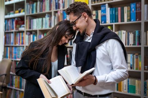 Couple Profitant D Un Rendez Vous En Librairie Photo Gratuite