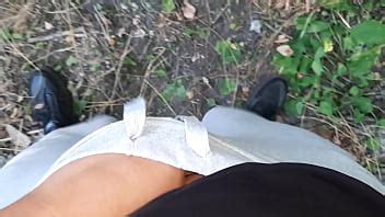 Tres amigas en traje de baño pantalones cortos y jeans se masturban al aire libre Lesbian