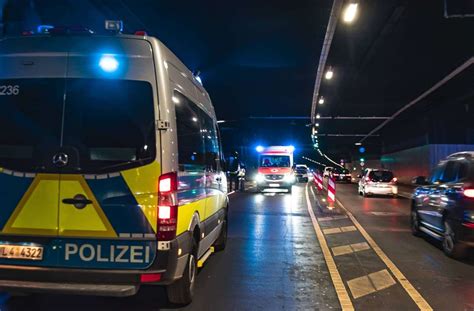 Stuttgart Süd Heslacher Tunnel nach Unfall für zwei Stunden gesperrt