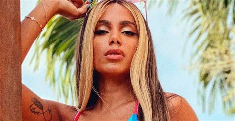 Anitta Aposta Em Biqu Ni Multicolorido E Recebe Cantada Do Ex Tem