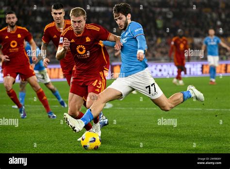 Rasmus Kristensen Von AS Roma Und Khvicha Kvaratskhelia Von SSC Neapel